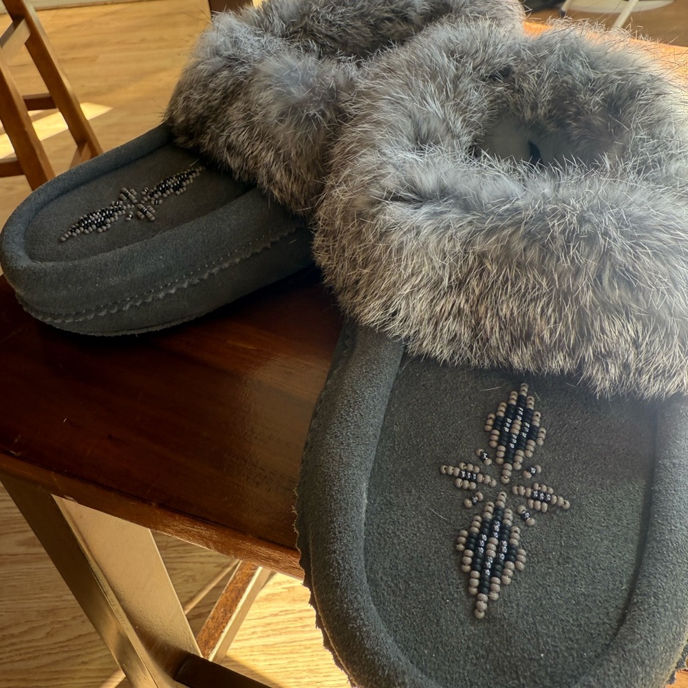 Manitobah Mukluk gray suede and rabbit fur slippers